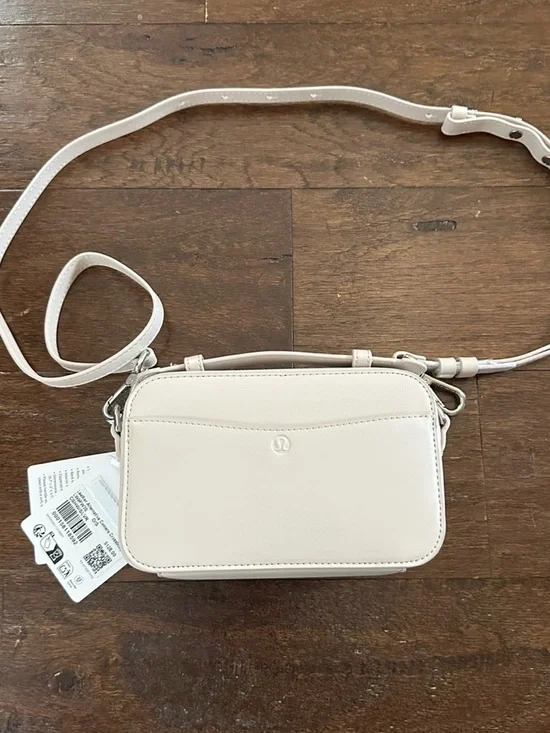 Lululemon Leather Alternative Camera
Crossbody Bag-Cashew NWT - Picture 10 of 16